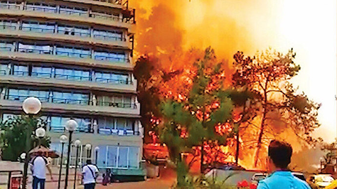 Marmaris yine alevlere teslim! Turistik bölgelerdeki ormanlar neden sürekli yanıyor?