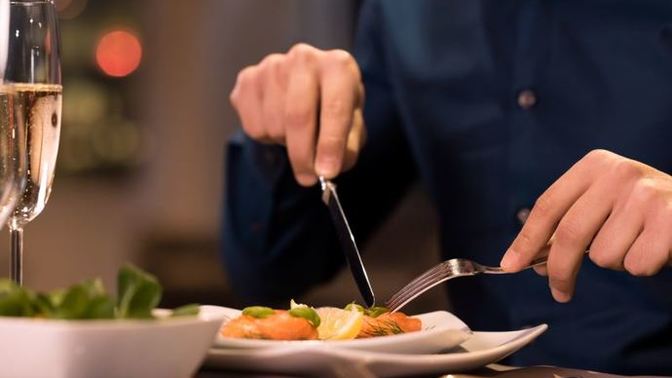 Yemek yerken en dikkat ettiğiniz görgü kuralı hangisi?
