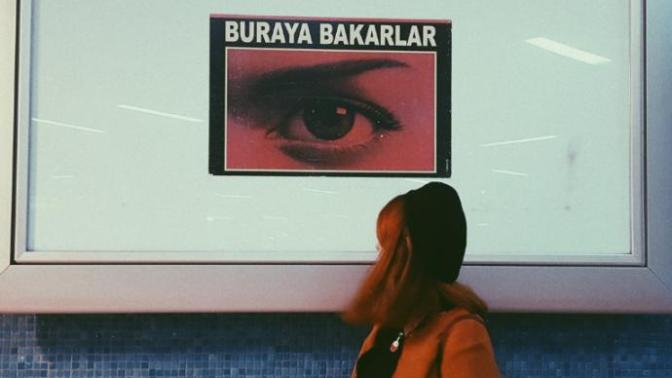 Ankara  metrosundaki "Buraya Bakarlar " yazısı nedir?