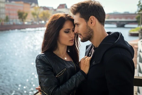 Aşkta tutkuyu karşılıklı güven çoğalması mı yoksa fiziksel çekim mi sağlamlaştırır?