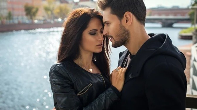 Aşkta tutkuyu karşılıklı güven çoğalması mı yoksa fiziksel çekim mi sağlamlaştırır?