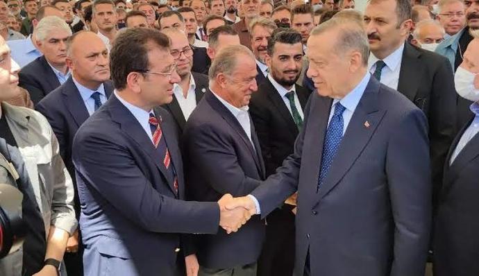 Bu fotoğrafta kim daha karizmatik?