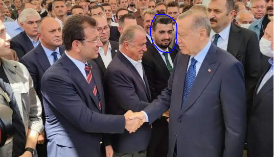 Bu fotoğrafta kim daha karizmatik?