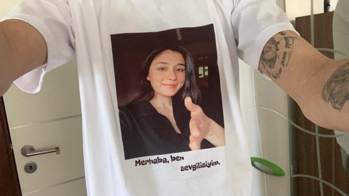 Sevgilinize böyle bir tişört giydirir misiniz, siz giyer misiniz?