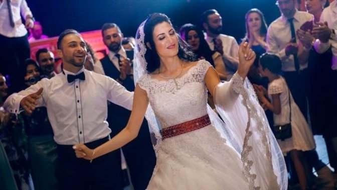 2 saatlik düğüne 300.000 lira para harcamak enayilik değil mi?