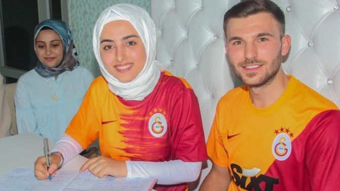 Konya'da evlenen çift nikah töreninde Galatasaray forması giydi. Siz ister miydiniz böyle bir şey?