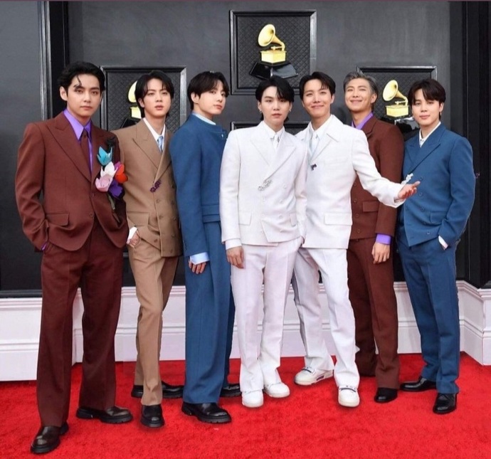 Bangtan'sız yakışıklılar listesi olmaz. 🤘💫