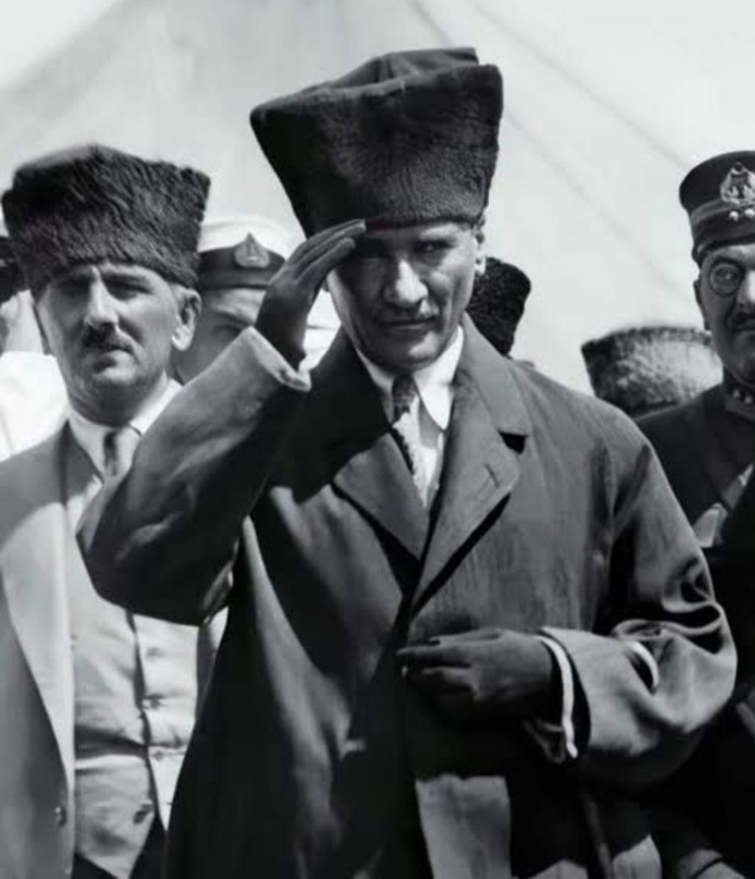 Yakışıklılar Günü şerefine soruyoruz, sence en yakışıklı ünlü bu isimlerden hangisi?