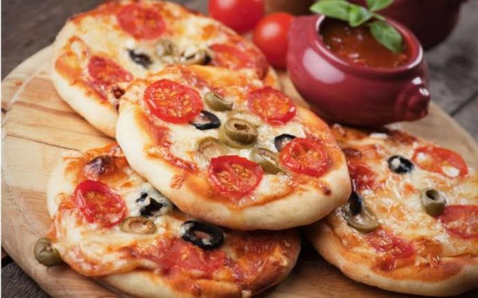 Mini poğaça pizzayı kahvaltıda tercih eder misiniz?