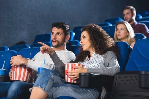 Bir diziyi/filmi beğenince mi yoksa eleştirince mi daha kültürlü hissedersiniz kendinizi?