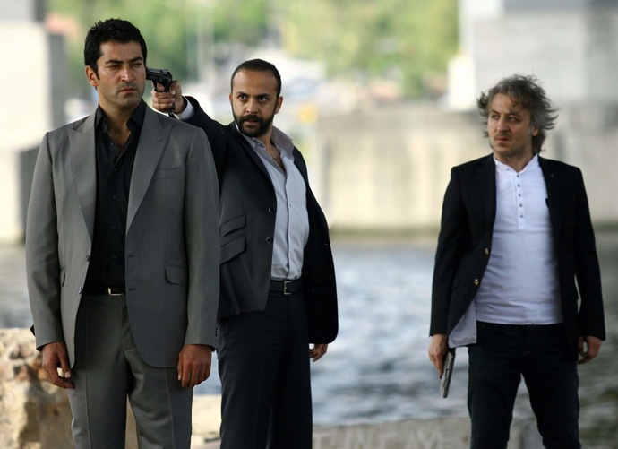 Sizin favoriniz hangi? Kurtlar Vadisi mi, Ezel mi??