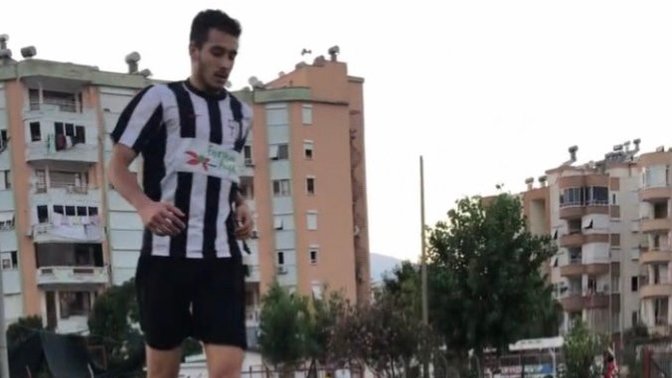 Stoperim, 185 boy 75 kilo ve geniş omuzluyum. Sizce profesyonel futbolcu fiziği var mı bende?