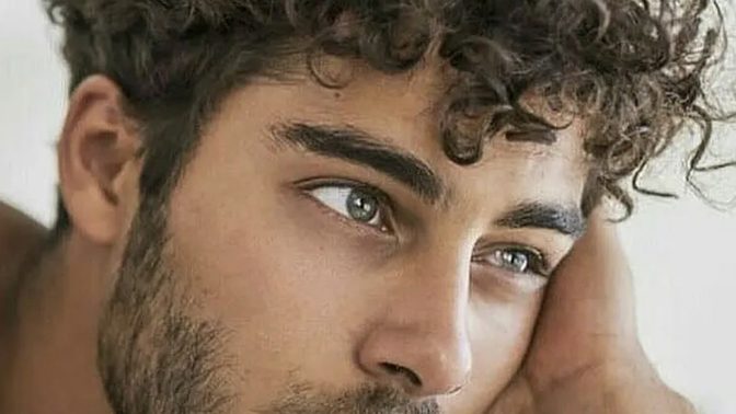 Kıvırcık saçlı erkekler çocuksu mu duruyor?