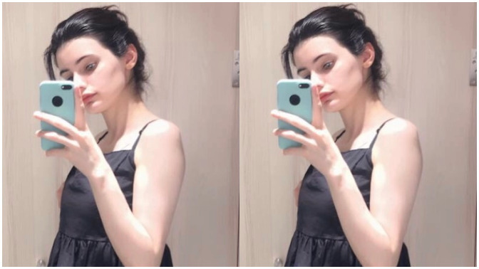 Bu elbisenin altına düz taban ayakkabı mı gider, topuklu mu?