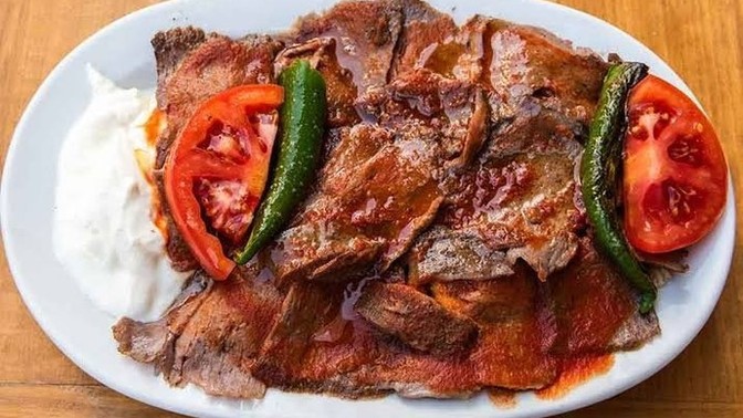 Seninle iskender yemeye gitsek 1 porsiyon mu, 1.5 porsiyon mu yersin?