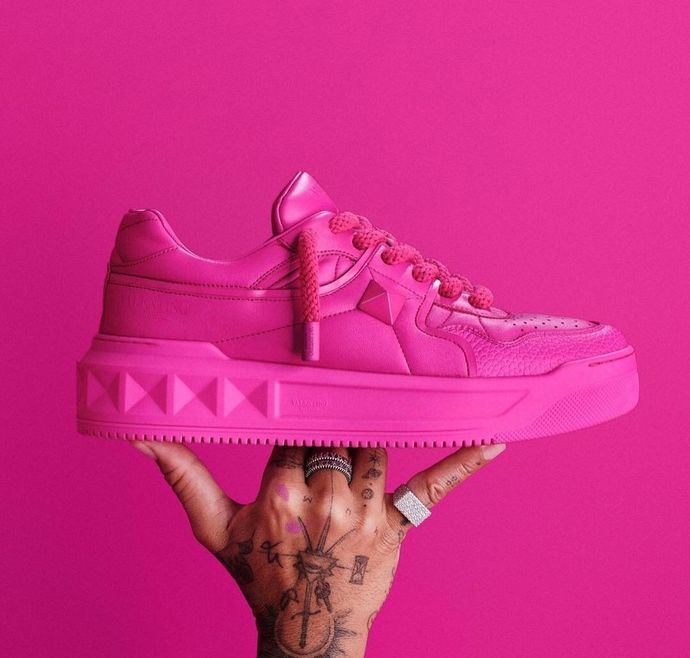 Valentino Pink koleksiyonundaki bu iddialı ayakkabıyı nasıl buldunuz? Giyilir mi günlük hayatta?