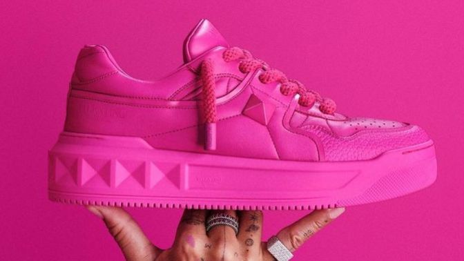 Valentino Pink koleksiyonundaki bu iddialı ayakkabıyı nasıl buldunuz? Giyilir mi günlük hayatta?