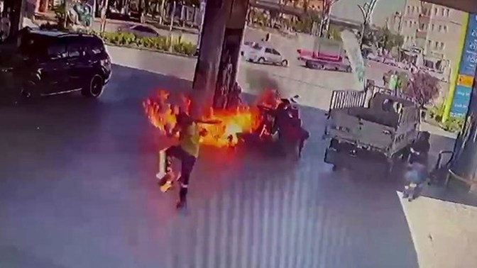 ATV sürücüsü benzin satın alırken çakmak yaktı! Bu neyin dalgınlığı?