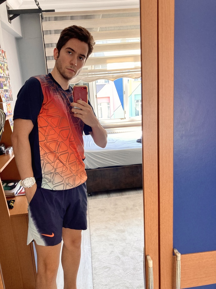 Tenis oynamaya gidiyorum hangi kombini giyeyim?