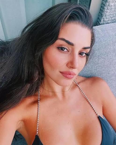 Hande Erçel mi Afra Saraçoğlu mu?