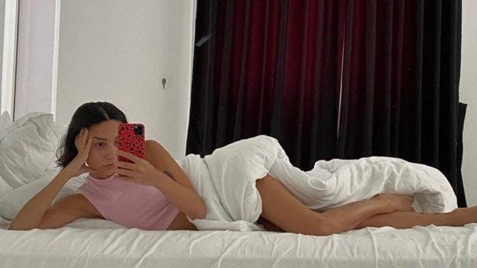 Şarkıcı Zeynep Bastık iç çamaşırıyla poz verdi! Neden iç çamaşırı ile foto çekilir ki?