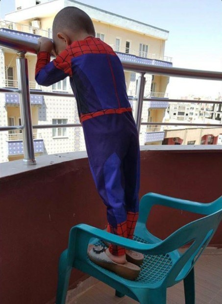 Oğlum kendini Spiderman sanıyor. Ne yapmalıyım?
