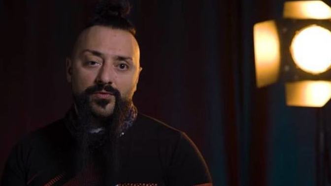 Hayko Cepkin:"Sosyal medyanın bize %70 oranında zararı var" dedi. Siz daha çok zararını mı görüyorsunuz yararını mı?