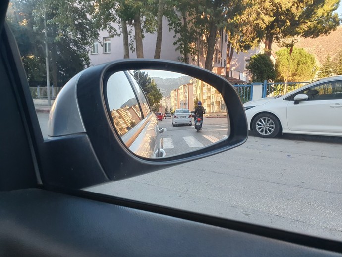 Dürüst ol, arabaya bindiğinde aynaları kontrol ediyor musun?