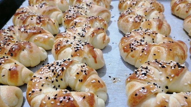 Poğaçayı sade mi seversiniz peynirli mi?