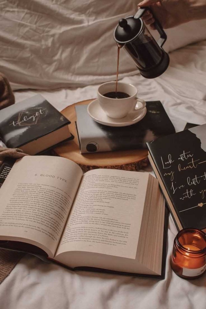 Kitap okurken kahve içmek farz mı oldu artık?