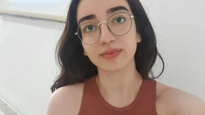 Arkadaşlar nasıl daha güzel gözükebilirim, kaç yaşında gösteriyorum?