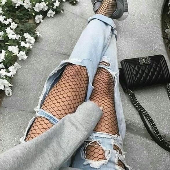 Kadınlara yırtık kot pantolon yakışıyor mu?