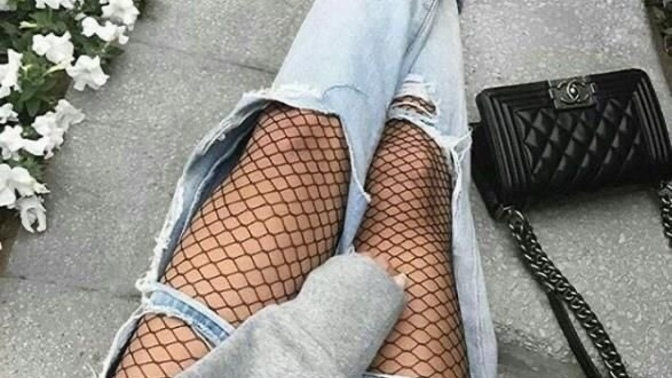 Kadınlara yırtık kot pantolon yakışıyor mu?