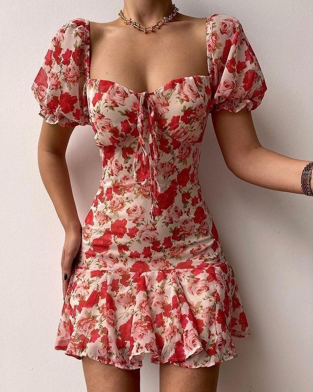 Yakinda ablamin düğünü var. Kir düğünü olacak. Sizce hangi elbise modeli daha guzel olur?