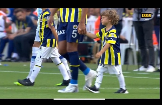 Futbolcuların maça çocuklarla birlikte çıkması çok şirin bir hareket değil mi?
