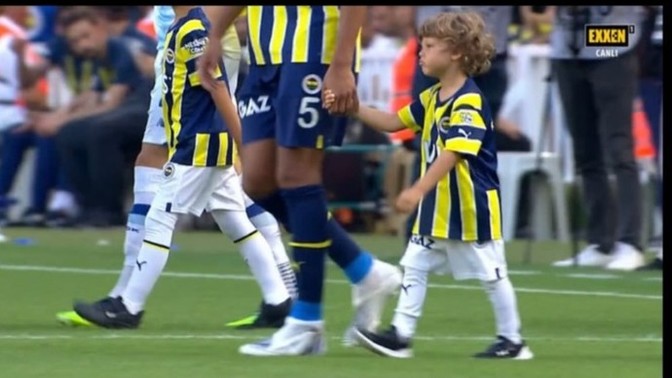 Futbolcuların maça çocuklarla birlikte çıkması çok şirin bir hareket değil mi?