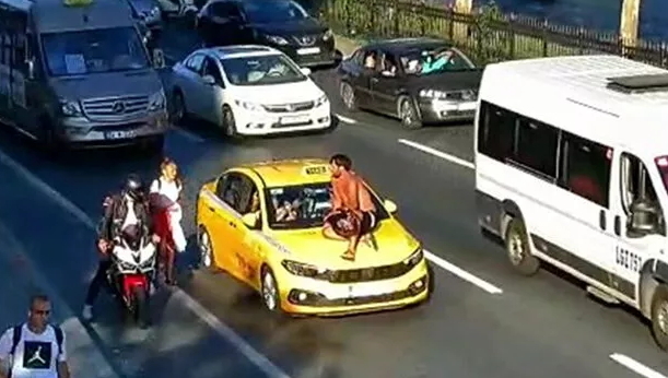 Taksinin içinde değil, üzerinde gitti! Taksicileri seviyor musunuz?