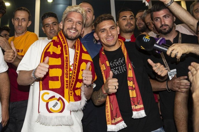 Galatasarayın yeni transferleri Mertens ve Torreira İstanbula geldi! Galatasarayın transfer hamlelerini nasıl buluyorsunuz?
