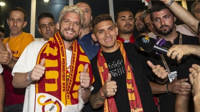 Galatasaray'ın yeni transferleri Mertens ve Torreira İstanbul'a geldi! Galatasaray'ın transfer hamlelerini nasıl buluyorsunuz?