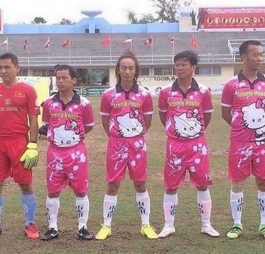 Pembe formalı bir futbol takımını erkekler tutar mıydı?