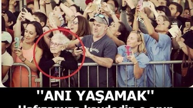 Anı yaşamak mı yoksa kaydetmek mi? Bir etkinliğe gittiğiniz de video çekiyor musunuz?