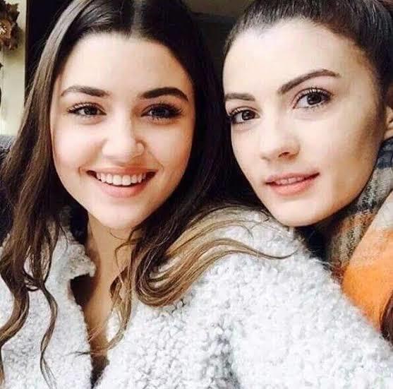 Hande ve Burcu 