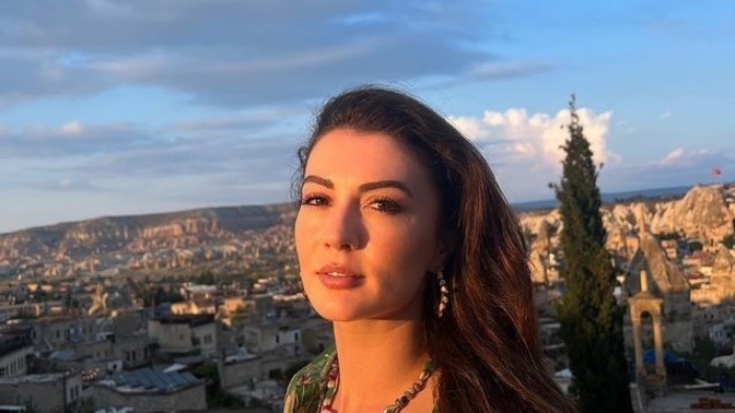 Sizce Burcu Özberk güzelliği abartılıyor mu?