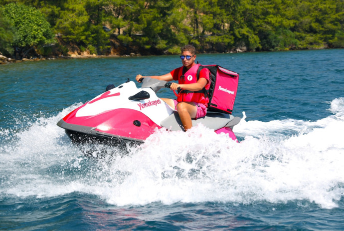 Yemekler artık jet ski ile teslim ediliyor. 🌊 Yemeğinizi can yelekli kurye getirse tepkiniz ne olurdu?