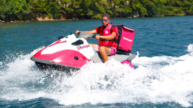 Yemekler artık jet ski ile teslim ediliyor. 🌊 Yemeğinizi can yelekli kurye getirse tepkiniz ne olurdu?