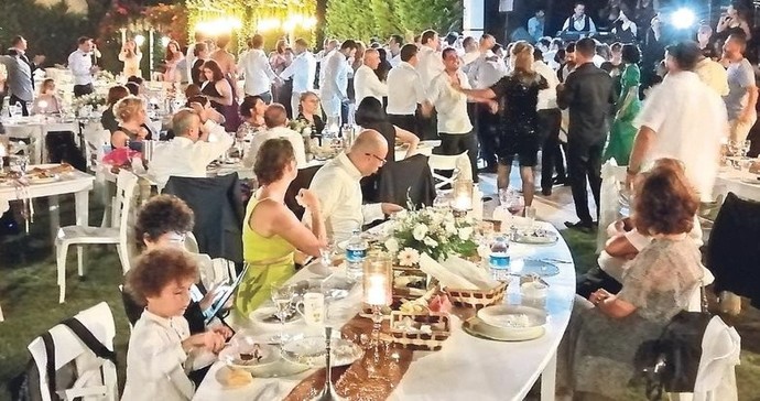 Düğünlerde oturan mı yoksa oynayan mısınız?