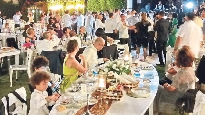 Düğünlerde oturan mı yoksa oynayan mısınız?