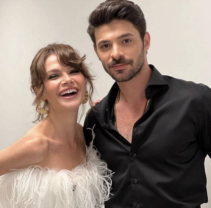 Dizi aşkı gerçek oldu! Sinem Ünsal ve Halit Özgür Sarı çiftini yakıştırdınız mı😻?
