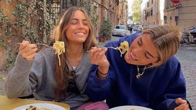 Biri sizi izlerken yemek yiyebilir misiniz?