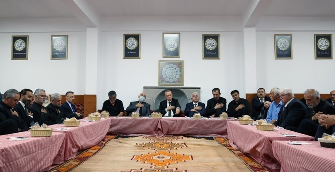 CB Erdoğan, ilk defa bir cemevinde iftara katıldı. Konu hakkında ne düşünüyorsunuz?